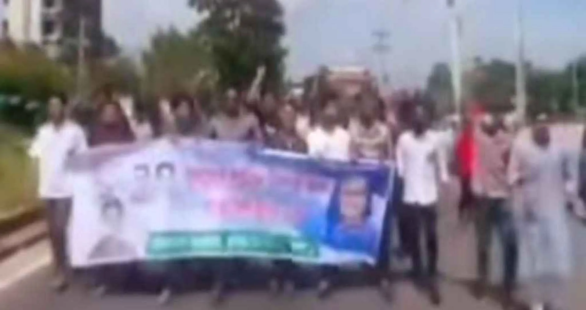 কোনোরকম স্লোগান দিয়ে পালালেন ছাত্রলীগ নেতাকর্মীরা